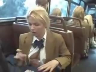 Cô gái tóc vàng femme fatale hút á châu kẻ thành viên trên các xe buýt