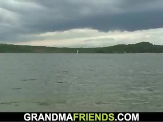 Vechi bunica și adolescenta lads in 3 în aer liber, Adult video 61