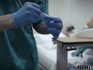 Tīrs tabu perv healer sniedz pusaudze pacients vagīna eksāmens