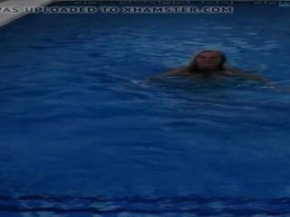 Encantador grande y bella mqmf en la nadando piscina