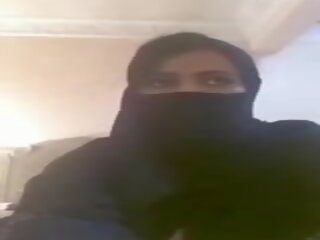 Muslim ung kvinnlig visning stor klantskallar, fria offentlig nakenhet vuxen video- klämma